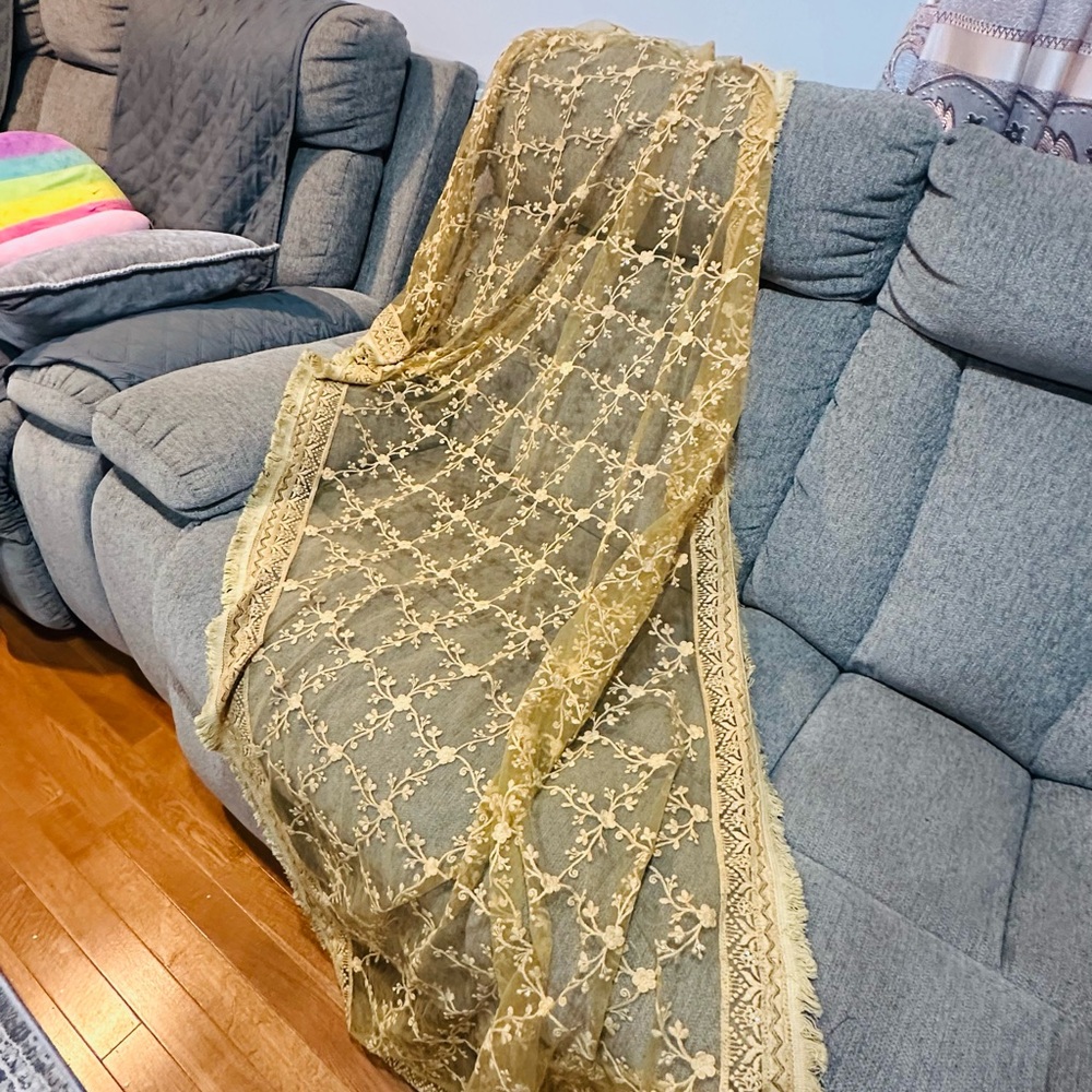 Elegant Gold Lace Indian Pakistani dupatta - Picture 7 of 7